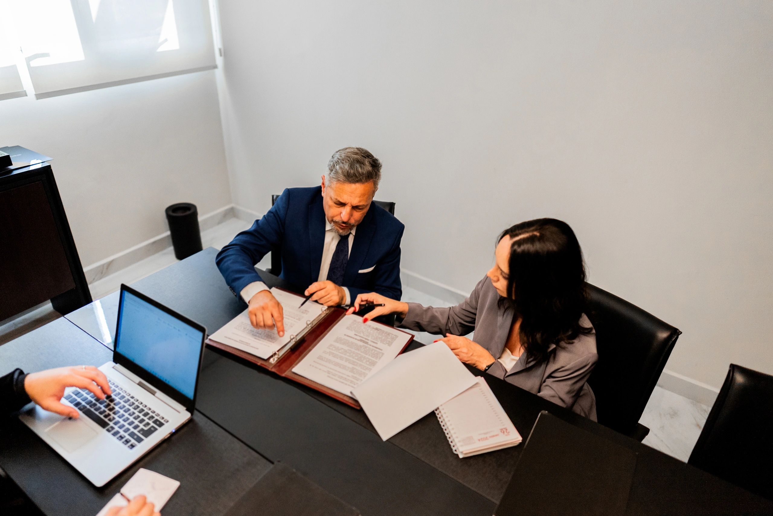 Abogado asesorando a un cliente en una oficina