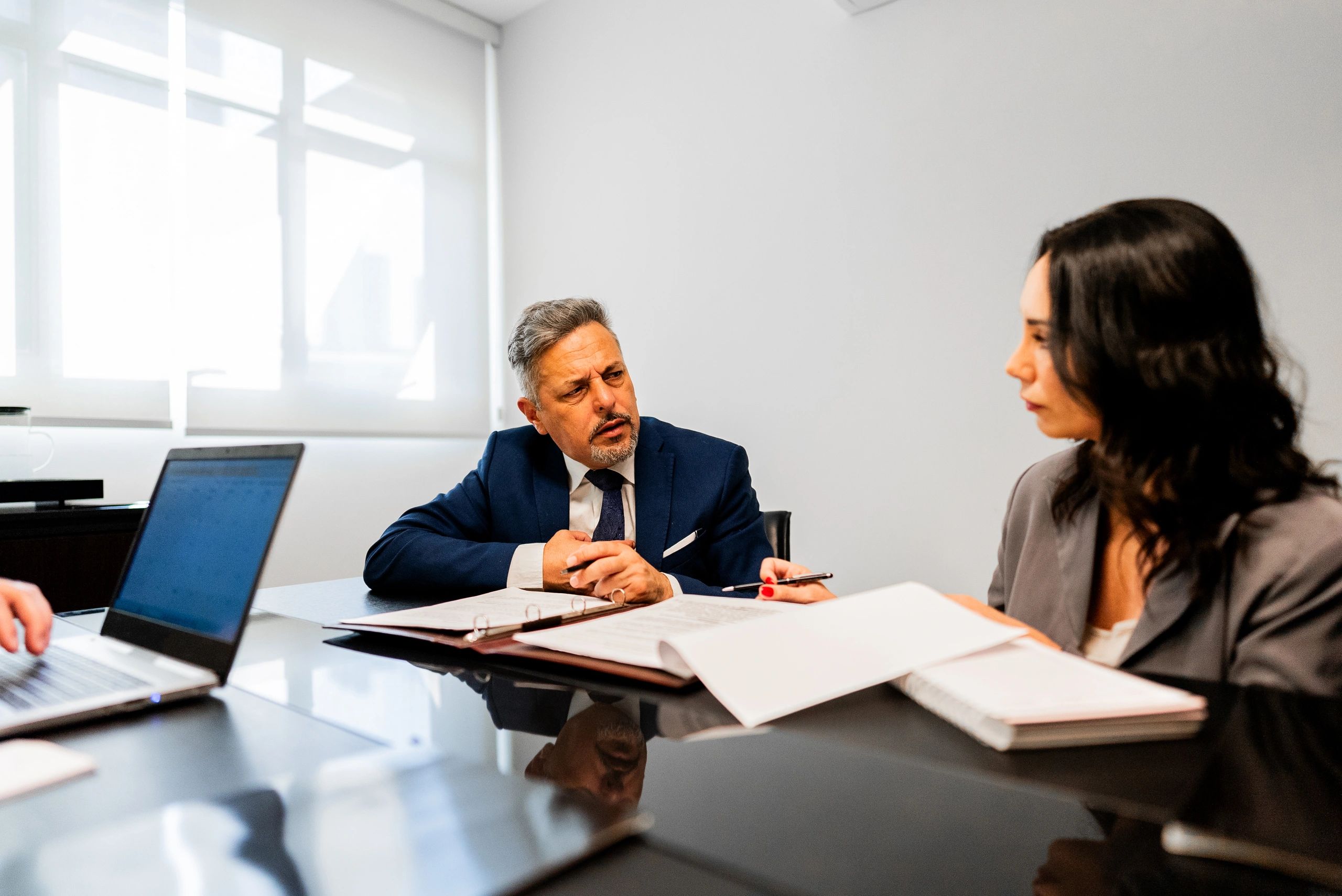 Asesoría legal y financiera en oficina, conversación entre profesionales