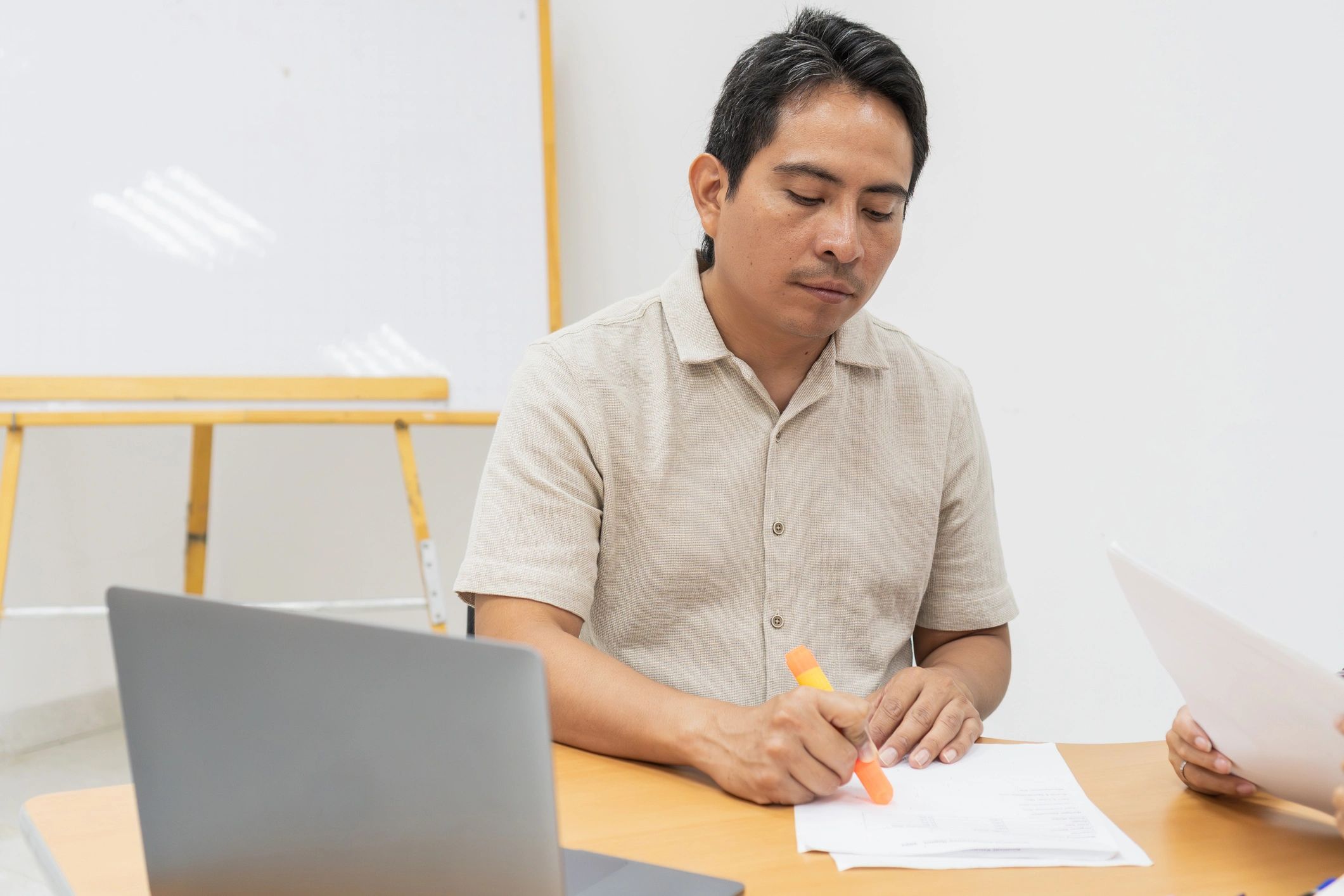 Persona revisando documentos con enfoque profesional
