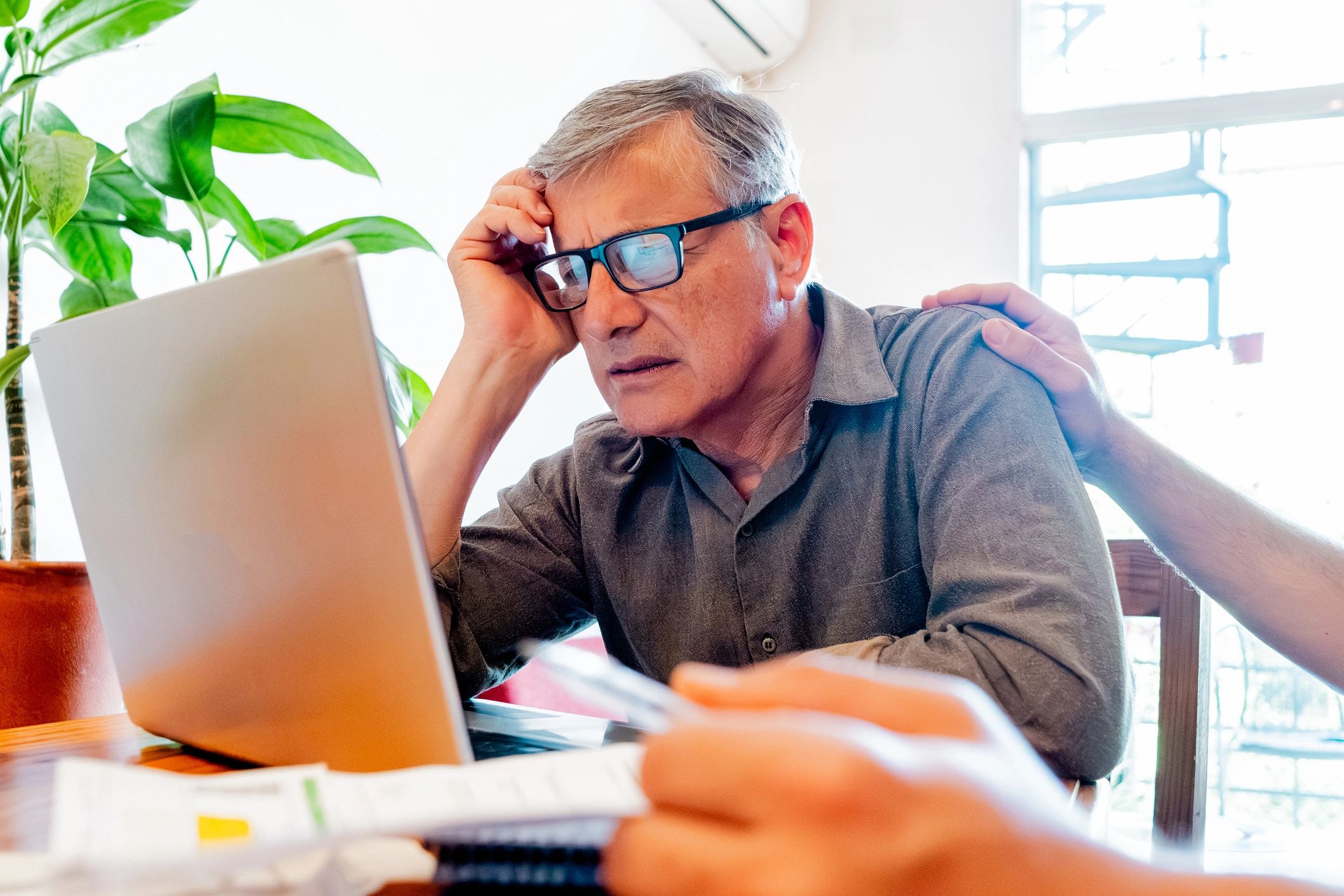 Persona revisando finanzas en casa